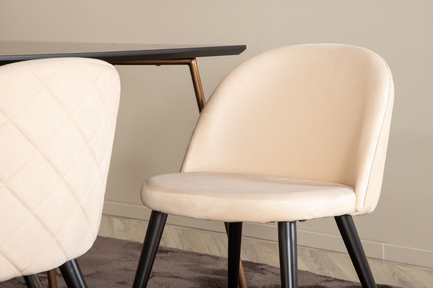 Petra Eetkamerset – Tafel en 6 Velvet Stoelen