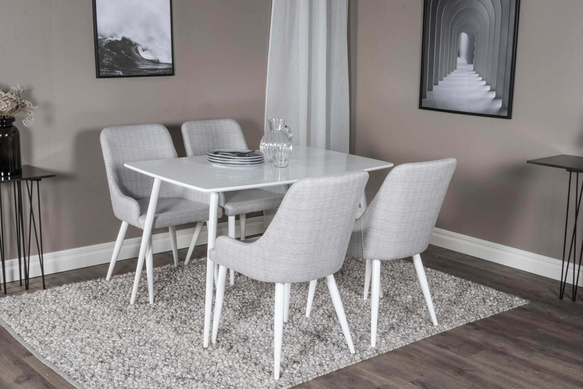 Polar Eettafel 120 cm - Wit + Plaza Eetkamerstoelen - Witte Poten - Lichtgrijs Stof (4 stuks)  Productomschrijving: