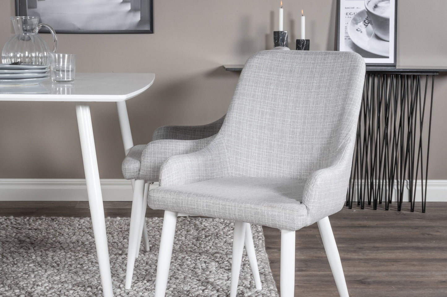 Polar Eettafel 120 cm - Wit + Plaza Eetkamerstoelen - Witte Poten - Lichtgrijs Stof (4 stuks)  Productomschrijving: